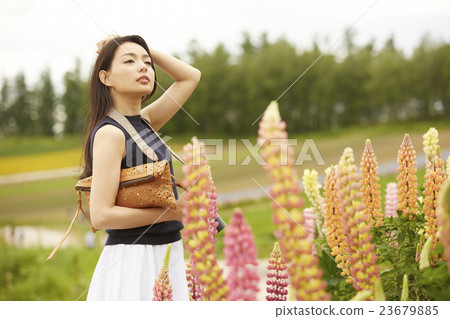 A woman who travels alone 23679885