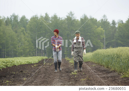 Farm family parents conversation 23680031