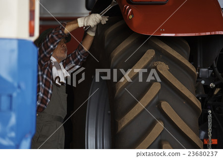 農民保持拖拉機 23680237