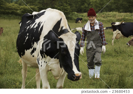 Farmhouse portrait 23680453