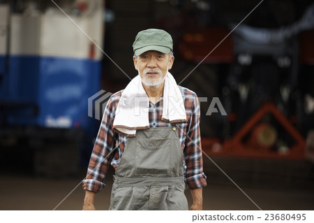 Farmhouse portrait 23680495