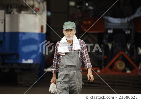 Farmhouse portrait Farmhouse portrait 23680625