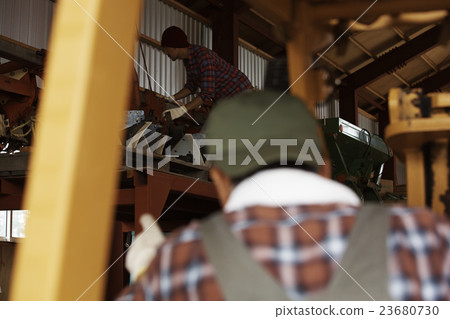一名男子駕駛一輛拖拉機 一名男子駕駛一輛拖拉機 23680730