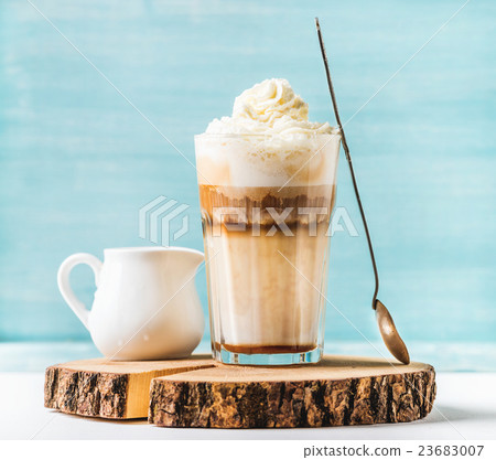 Latte macchiato with whipped cream, serving silver 23683007