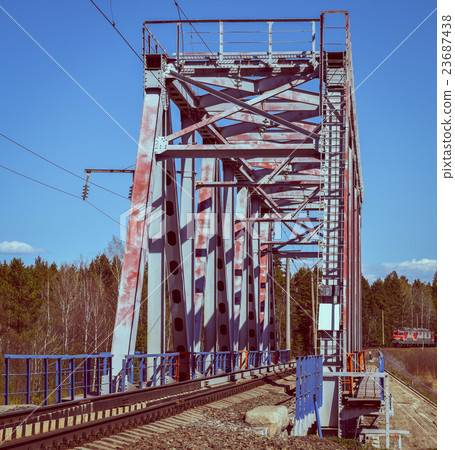 the train arrives at the railway bridge, toning the train arrives at the railway bridge, toning 23687438