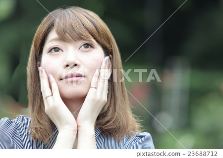 年輕女子撫摸臉頰 23688712