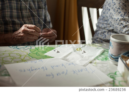 吃藥的男人 吃藥的男人 23689236