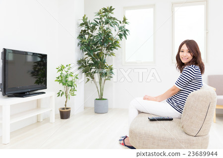 A woman watching TV 23689944