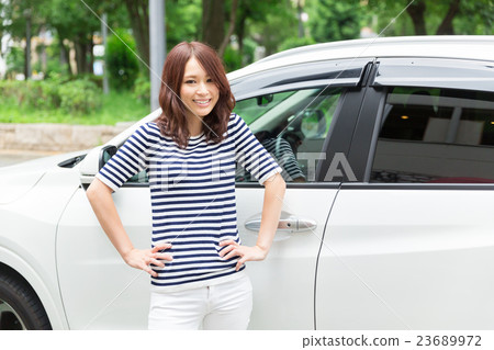 Women and cars 23689972