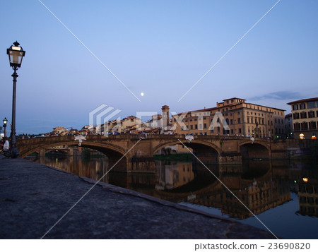 Dusk of the Arno River in Florence 23690820