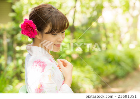 A woman in a yukata 23691351
