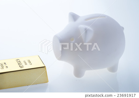 小豬存錢罐和鍍金面金塊 小豬存錢罐和鍍金面金塊 23691917