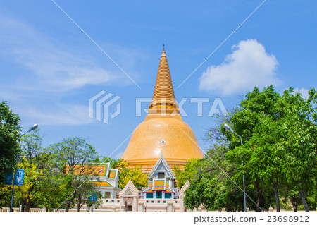 the largest pagoda 23698912