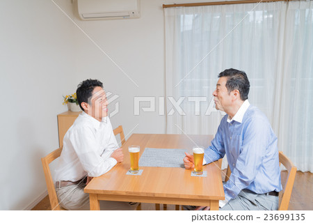 父母在喝啤酒時聊天 23699135