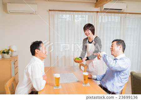 一家人喝啤酒 23699136