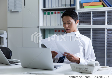 加班到午夜的商人 23701223