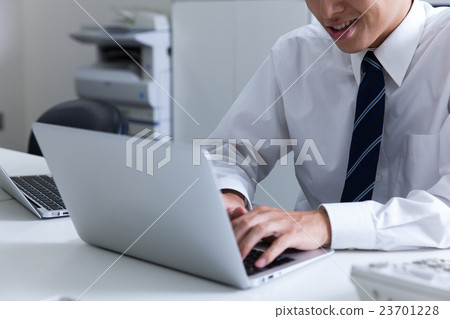 工作錯誤的商人 23701228