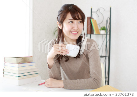 A girl who drinks coffee A girl who drinks coffee 23701378