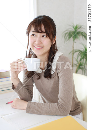 一個喝咖啡的女孩 一個喝咖啡的女孩 23701379