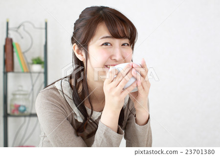 一個喝咖啡的女孩 一個喝咖啡的女孩 23701380