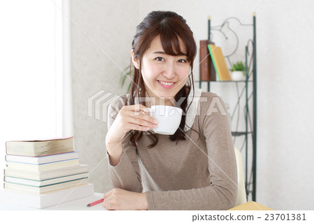 一個喝咖啡的女孩 一個喝咖啡的女孩 23701381