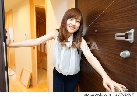 一個年輕的女人打開了獨自居住的家門口 23701467