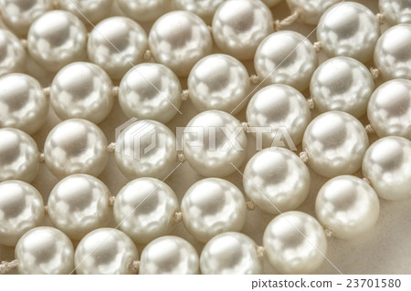 String of white pearl 23701580