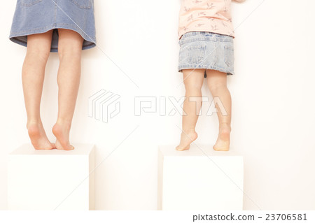 兩個孩子的腿 23706581