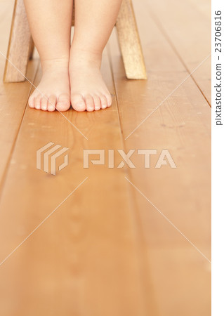 一個孩子的腳 23706816