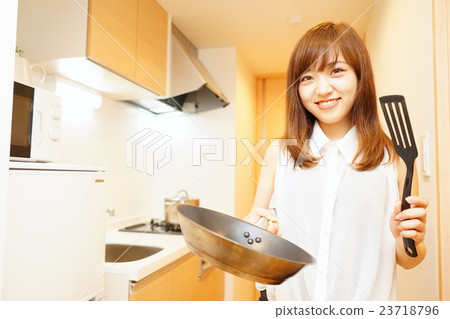 廚房食物年輕小伙子獨自生活共享房子西通宿舍廚房 23718796