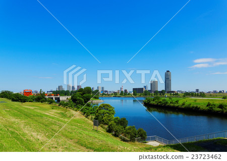 荒川和隅田川紅水門在分支點和川口Motoho的住宅區 23723462