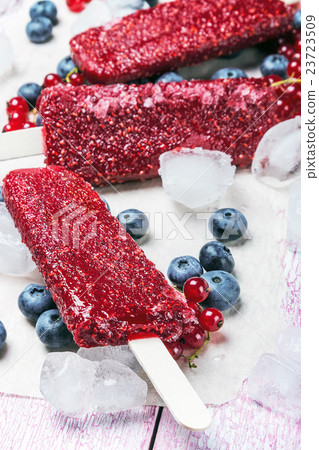 Homemade popsicles with red currant Homemade popsicles with red currant 23723509