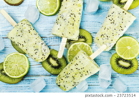 Homemade popsicles with kiwi and lemon Homemade popsicles with kiwi and lemon 23723514