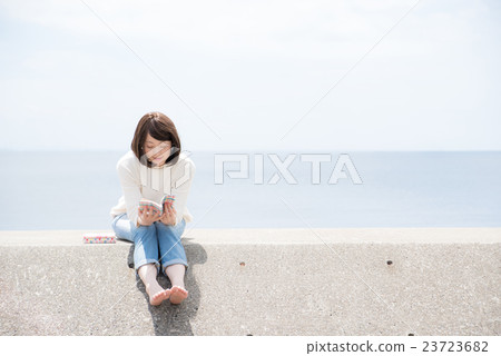 Reading woman 23723682