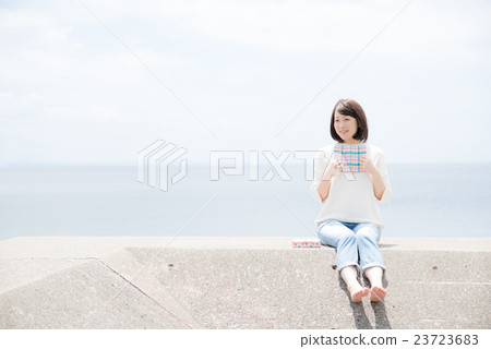 Reading woman 23723683