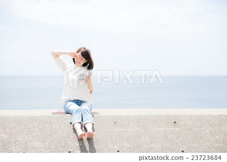 Reading woman 23723684