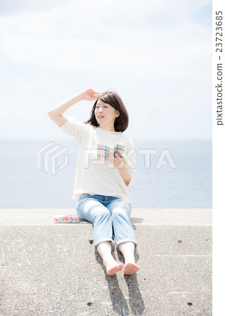 Reading woman 23723685