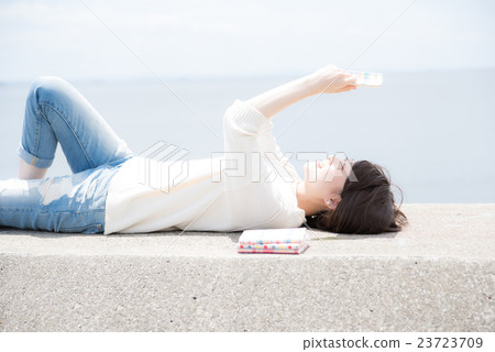 Reading woman Reading woman 23723709