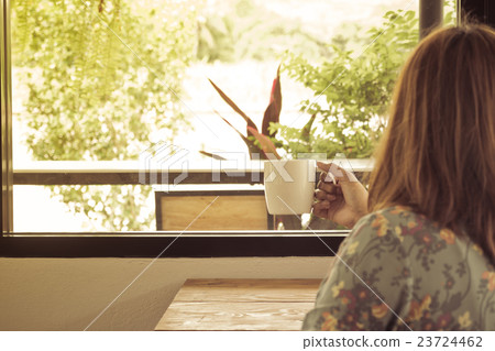 women hands holding a cup of coffee 23724462