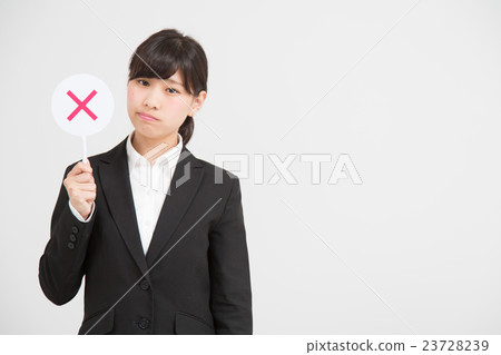 一個女人穿西裝來判斷 23728239