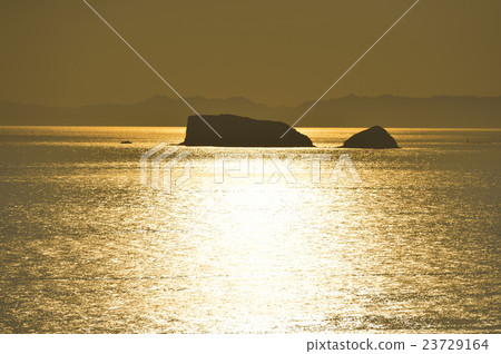 長崎市外海町:從夕陽丘眺望五島灣的日落。五島群島清晰可見。 長崎市外海町:從夕陽丘眺望五島灣的日落。五島群島清晰可見。 23729164