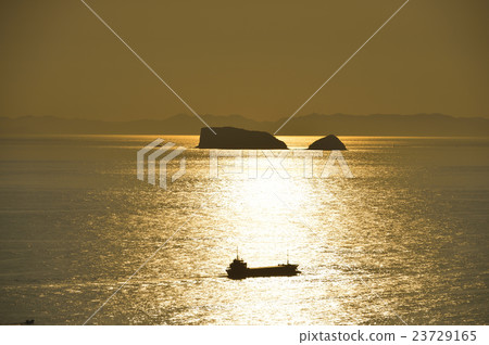 長崎市外海町:從夕陽丘眺望五島灣的日落。五島群島清晰可見。 長崎市外海町:從夕陽丘眺望五島灣的日落。五島群島清晰可見。 23729165