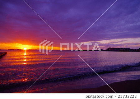 Nako shipyrian海岸晚上視圖 23732228