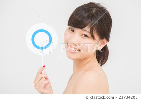 Women who decide on beauty 23734203