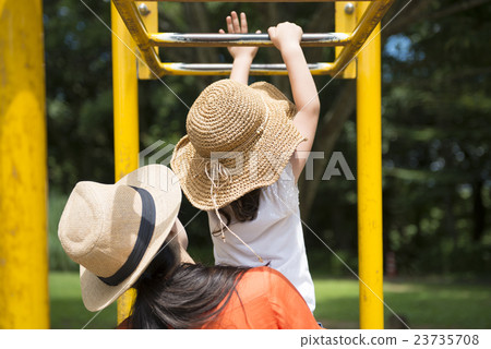 父母和孩子在公園玩耍 父母和孩子在公園玩耍 23735708
