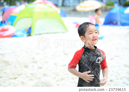 使用在海灘的孩子在海灘 23739615