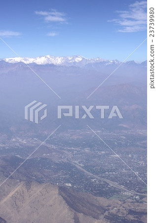 聖地亞哥市的全景,智利南美洲的首都,傳播在安第斯山脈的腳 聖地亞哥市的全景,智利南美洲的首都,傳播在安第斯山脈的腳 23739980