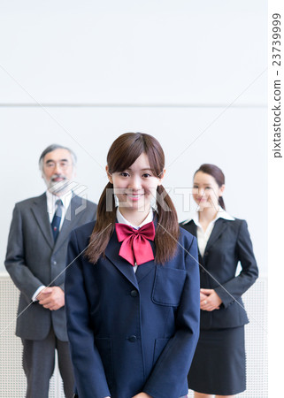 站立在白板和高中女孩教育圖像前面的老師 23739999