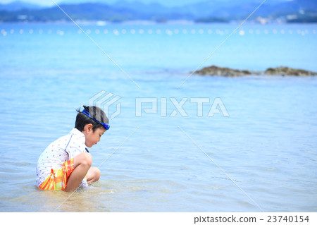 一個男孩在海裡游泳 一個男孩在海裡游泳 23740154