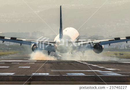 Airplane landing 23740227